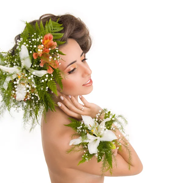 Krásná dívka s liliemi na bílém pozadí — Stock fotografie
