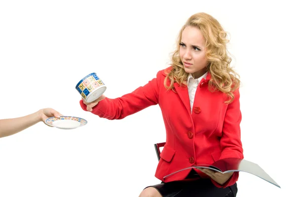 Schöne Geschäftsfrau gibt eine Tasse Kaffee auf — Stockfoto