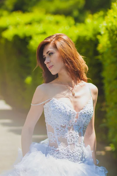Beautiful brunette bride portrait in summer park — Stock Photo, Image