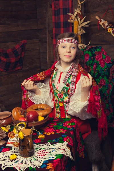 Російський краси дівчина в дерев'яних інтер'єру — стокове фото