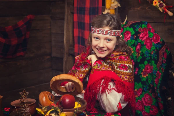 Ρωσική ομορφιά κορίτσι σε ένα ξύλινο εσωτερικό — Φωτογραφία Αρχείου