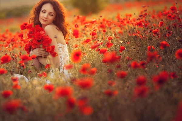 The bride in a poppy field — Stock Photo, Image