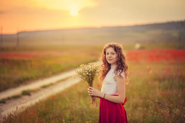 La chica en un campo de amapola —  Fotos de Stock