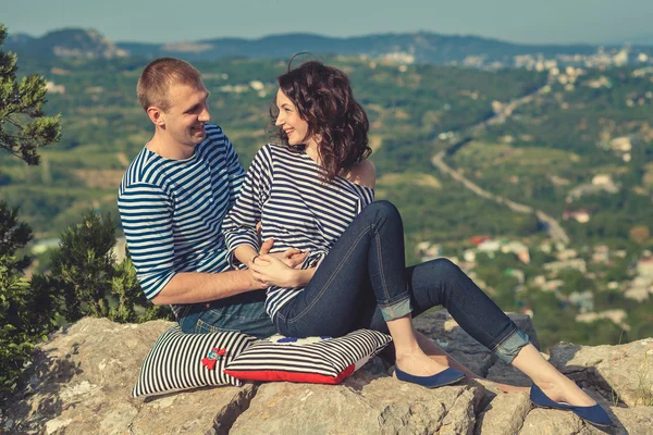 Familia en camisas a rayas sobre fondo de montañas — Foto de Stock