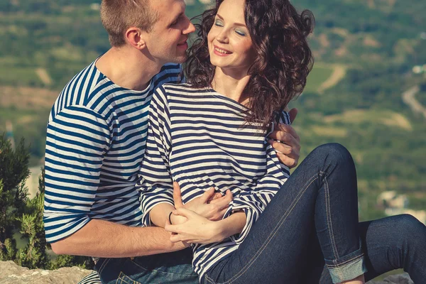 Familie op achtergrond van bergen — Stockfoto