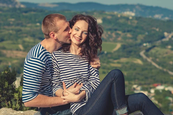 Familie im Hintergrund der Berge — Stockfoto