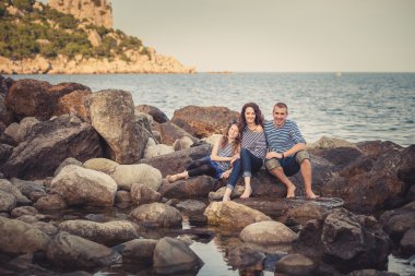 aile içinde deniz kenarında buzlu çizgili gömlekler