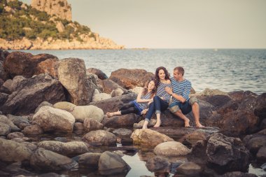 aile içinde deniz kenarında buzlu çizgili gömlekler
