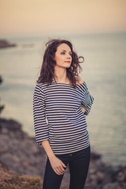 gün batımında yelek bir kız portresi