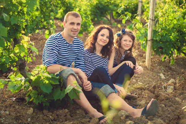 Family in the striped shirt in the vineyard — Stock Photo, Image