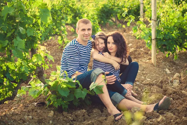 Family in the striped shirt in the vineyard — Stock Photo, Image