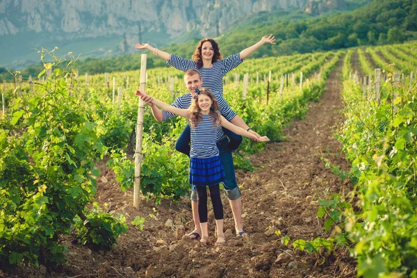 Family in the striped shirt in the vineyard — Stock Photo, Image