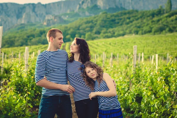 Família com a camisa listrada na vinha — Fotografia de Stock