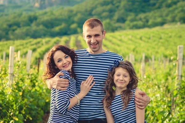 Família com a camisa listrada na vinha — Fotografia de Stock