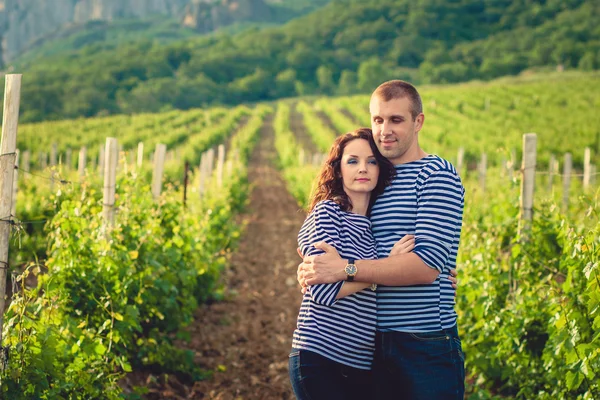 Pár v proužkované košile na vinici — Stock fotografie