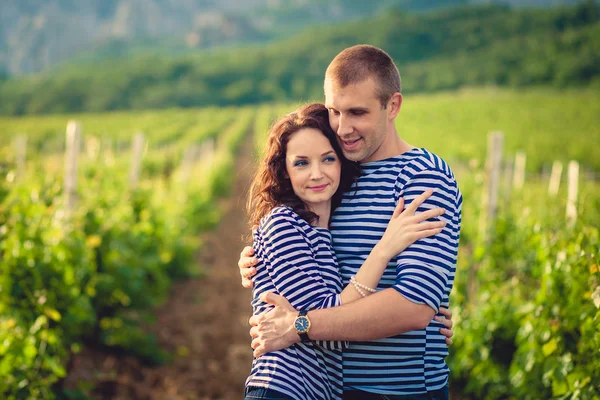 Couple in striped shirts in the vineyard — Stock Photo, Image