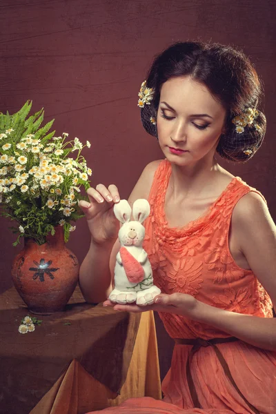 Портрет красивої жінки з лялькою ручної роботи — стокове фото