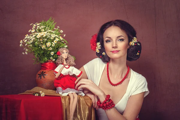 Portret van een mooie vrouw met een handgemaakte pop — Stockfoto