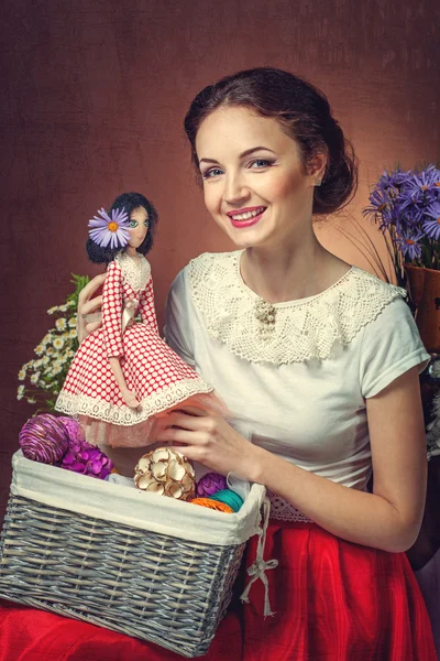 Porträt einer schönen Frau mit einer handgefertigten Puppe — Stockfoto