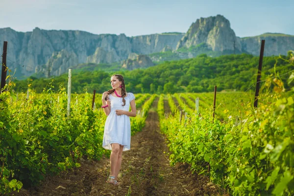 Hermosa chica en el viñedo de verano — Foto de Stock