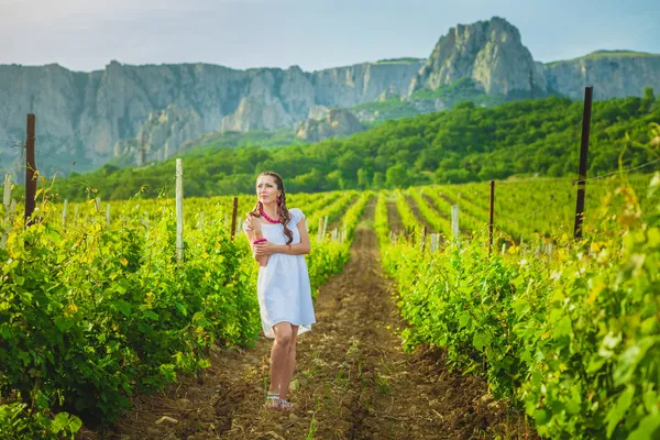 Красива дівчина в літньому винограднику — стокове фото