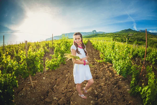 Hermosa chica en el viñedo de verano — Foto de Stock
