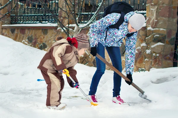 A young boy helping his aunt — Stock Photo, Image