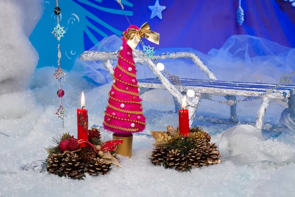 Árbol de Año Nuevo hecho a mano sobre un fondo de nieve Imagen De Stock