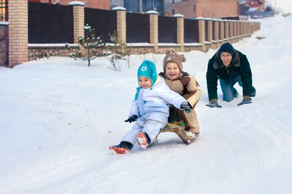 Familie spielt im Winter im Freien Stockbild