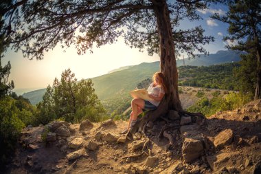 Kızıl saçlı kız kitap okuma