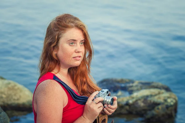 Rödhårig tjej med kamera — Stockfoto
