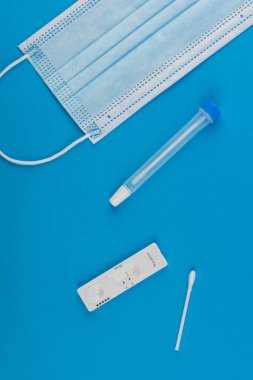 Coronavirus covid 19 için antijen testi yapın. Laboratuvar kartı koronası hızlı test cihazı. Olumsuz sonuç. Burun çubuğu, tüp ve maske takın. 