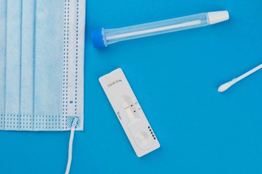 Coronavirus covid 19 için antijen testi yapın. Laboratuvar kartı koronası hızlı test cihazı. Olumsuz sonuç. Burun çubuğu, tüp ve maske takın. 