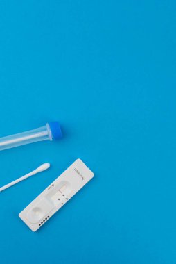 Coronavirus covid 19 için antijen testi yapın. Laboratuvar kartı koronası hızlı test cihazı. Olumsuz sonuç. Burun çubuğu, tüp ve maske takın. 