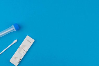 Coronavirus covid 19 için antijen testi yapın. Laboratuvar kartı koronası hızlı test cihazı. Olumsuz sonuç. Burun çubuğu, tüp ve maske takın. 