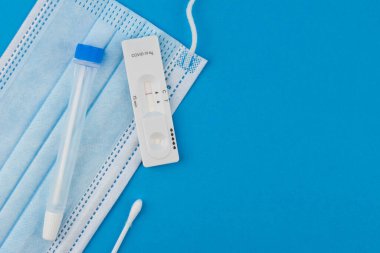 Coronavirus covid 19 için antijen testi yapın. Laboratuvar kartı koronası hızlı test cihazı. Olumsuz sonuç. Burun çubuğu, tüp ve maske takın. 