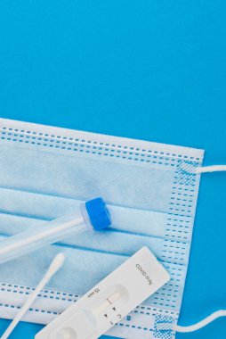 Coronavirus covid 19 için antijen testi yapın. Laboratuvar kartı koronası hızlı test cihazı. Olumsuz sonuç. Burun çubuğu, tüp ve maske takın. 