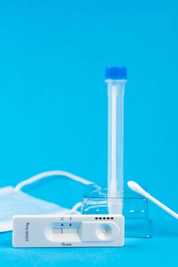 Coronavirus covid 19 için antijen testi yapın. Laboratuvar kartı koronası hızlı test cihazı. Olumsuz sonuç. Burun çubuğu, tüp ve maske takın. 
