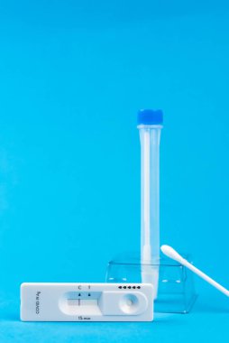 Coronavirus covid 19 için antijen testi yapın. Laboratuvar kartı koronası hızlı test cihazı. Olumsuz sonuç. Burun çubuğu, tüp ve maske takın. 