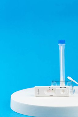 Coronavirus covid 19 için antijen testi yapın. Laboratuvar kartı koronası hızlı test cihazı. Olumsuz sonuç. Burun çubuğu, tüp ve maske takın. 