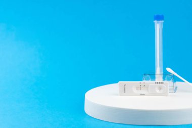 Coronavirus covid 19 için antijen testi yapın. Laboratuvar kartı koronası hızlı test cihazı. Olumsuz sonuç. Burun çubuğu, tüp ve maske takın. 