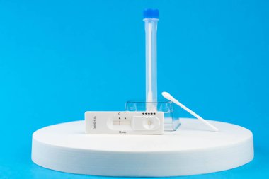 Coronavirus covid 19 için antijen testi yapın. Laboratuvar kartı koronası hızlı test cihazı. Olumsuz sonuç. Burun çubuğu, tüp ve maske takın. 