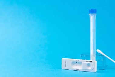 Coronavirus covid 19 için antijen testi yapın. Laboratuvar kartı koronası hızlı test cihazı. Olumsuz sonuç. Burun çubuğu, tüp ve maske takın. 