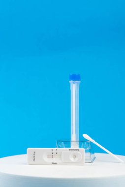 Coronavirus covid 19 için antijen testi yapın. Laboratuvar kartı koronası hızlı test cihazı. Olumsuz sonuç. Burun çubuğu, tüp ve maske takın. 