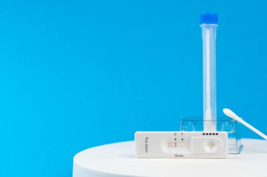Coronavirus covid 19 için antijen testi yapın. Laboratuvar kartı koronası hızlı test cihazı. Olumsuz sonuç. Burun çubuğu, tüp ve maske takın. 