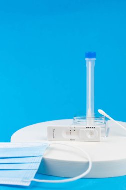 Coronavirus covid 19 için antijen testi yapın. Laboratuvar kartı koronası hızlı test cihazı. Olumsuz sonuç. Burun çubuğu, tüp ve maske takın. 