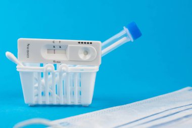 Coronavirus covid 19 için antijen testi al. Laboratuvar kartı koronası hızlı test cihazı. Eczane konsepti. Olumsuz sonuç. Sıhhiye çubuğu, tüp yerleştirin. 