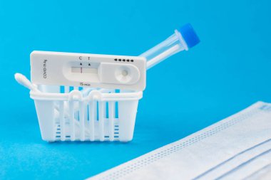 Coronavirus covid 19 için antijen testi al. Laboratuvar kartı koronası hızlı test cihazı. Eczane konsepti. Olumsuz sonuç. Sıhhiye çubuğu, tüp yerleştirin. 