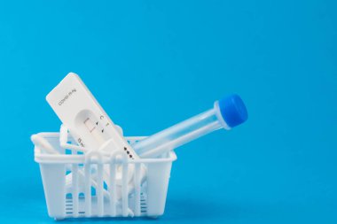 Coronavirus covid 19 için antijen testi al. Laboratuvar kartı koronası hızlı test cihazı. Eczane konsepti. Olumsuz sonuç. Sıhhiye çubuğu, tüp yerleştirin. 