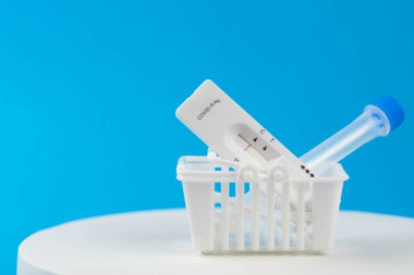 Coronavirus covid 19 için antijen testi al. Laboratuvar kartı koronası hızlı test cihazı. Eczane konsepti. Olumsuz sonuç. Sıhhiye çubuğu, tüp yerleştirin. 